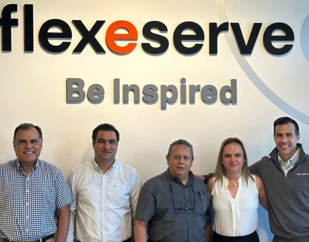 [De izquierda a derecha] Liderado por el Director, José Nicho, el equipo de NS InterMarket y respaldado por el Gerente de Ventas de Flexeserve Inc., Retail y LATAC, Anthony Harris